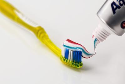 牙膏祛痘的使用方法k图片